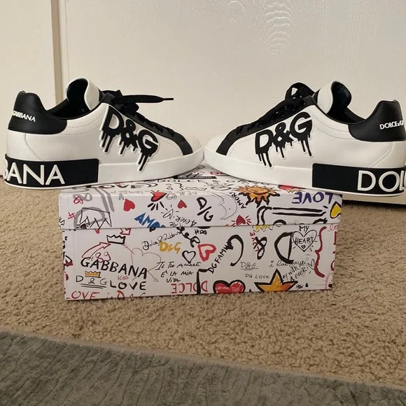 【Dolce&Gabbana】ペイント風 ロートップ スニーカー DGロゴ DOLCE&GABBANA NEW ROMA DGロゴパッチ 落書き風 スニーカー *黒